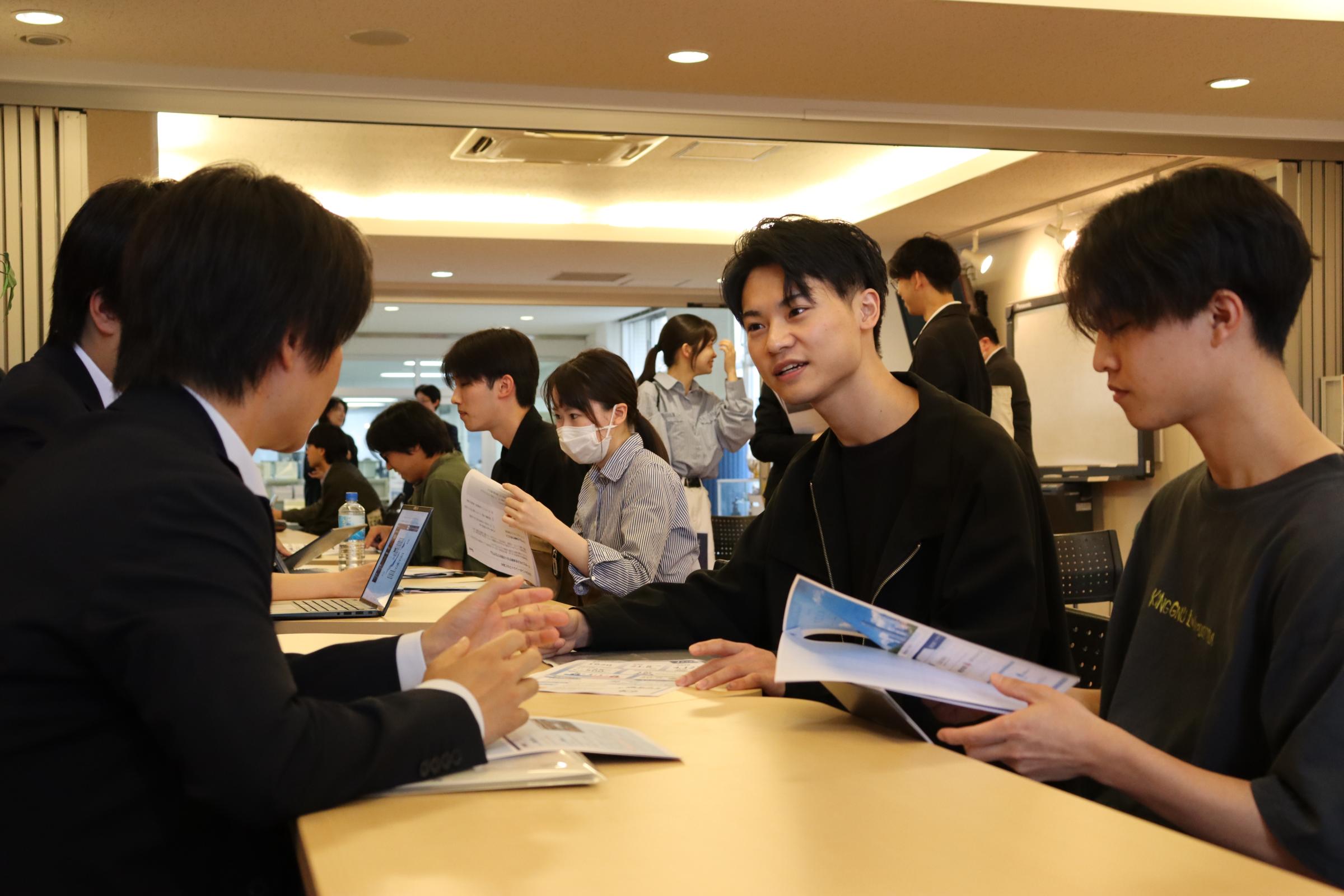 企業ごとのブースに分かれ、個別相談会を行いました