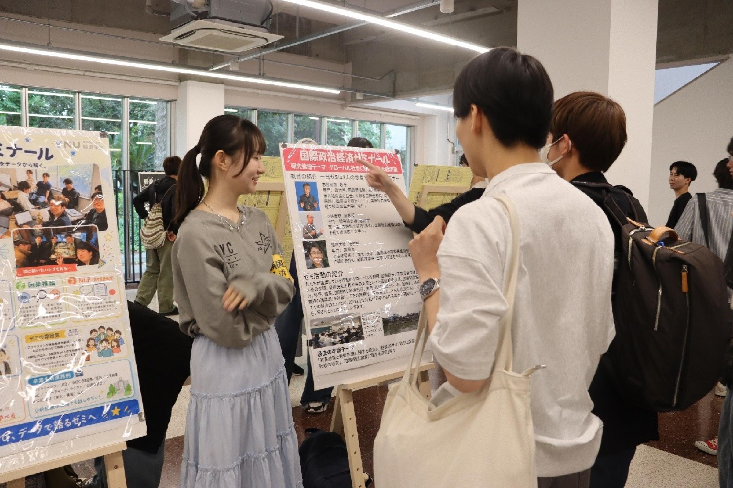 ゼミに所属する3・4年生がゼミの活動内容を説明していました。